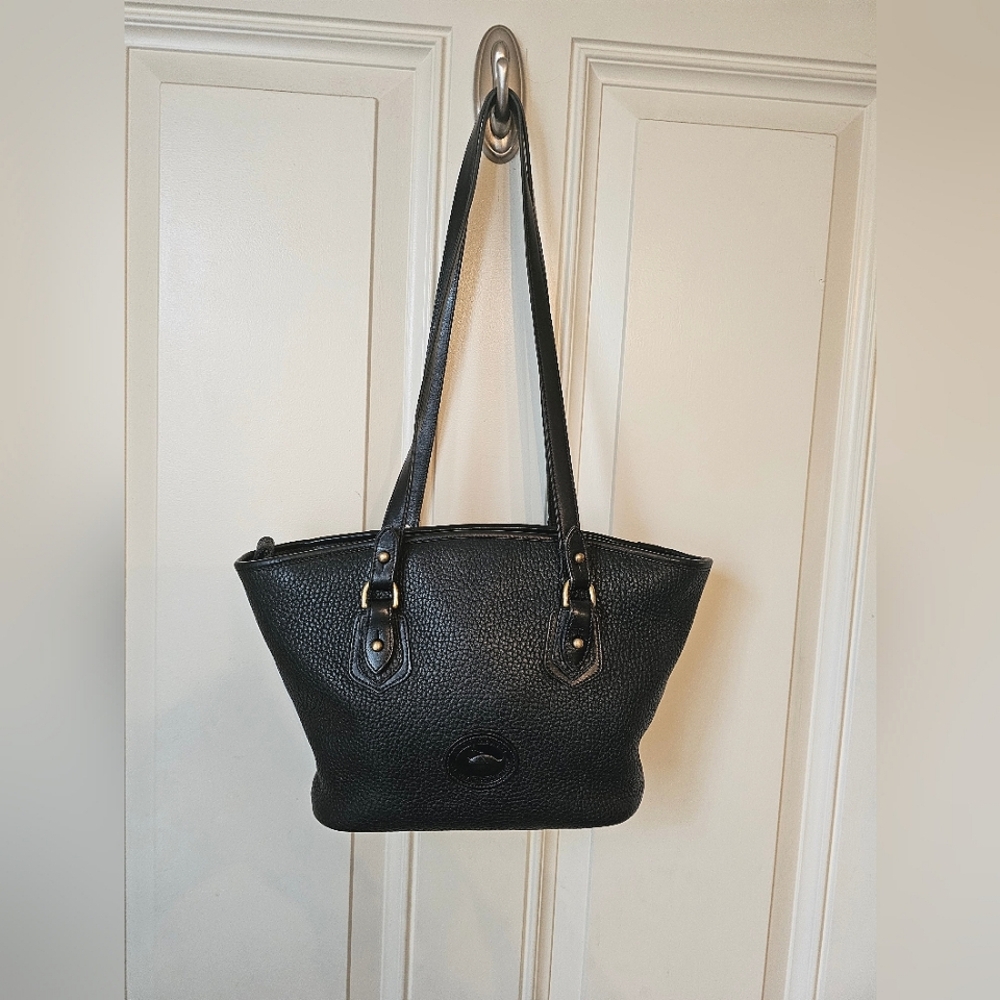 Dooney&Bourke Vintage Black All Weather Leather Shoulder Bag 🌺